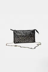 Cartera tipo sobre color negro con tachas plateadas y correa de cadena metálica.