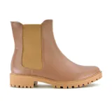 Bota de cuero color tostado con elástico lateral y tacón bajo, diseñada para comodidad diaria.