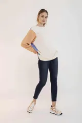 Pantalón de jean skinny color azul oscuro.