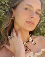 Anillo dorado con diseño irregular que simula un pétalo.