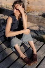 Mocasines de cuero marrón con diseño de cocodrilo, suela plana y detalle de antifaz en el empeine.