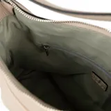 Cartera tipo hobo color hueso, confeccionada en símil cuero graneado. Tiene acceso con cierre, correa regulable y asa fija. El interior está forrado en tela de algodón y poliéster, con un bolsillo interno con cierre y otro abierto.