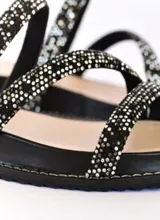 Sandalias negras de cuero con tiras de strass y taco de 3,5 cm.