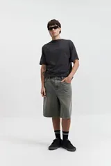 Bermuda de jean celeste con corte amplio y ancho en piernas y cadera, tiro medio y pasa cintos.