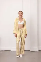 Conjunto de pijama de dos piezas con estampado a cuadros color verde agua y blanco. Incluye camisa de manga larga con cuello y pantalón largo de corte recto.