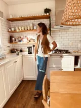 Chaleco de cuero con estampado de vaca, detalles de punto cruz y flecos.