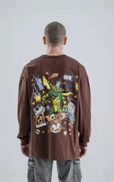 Remera de manga larga color marrón con cuello redondo y estampado pequeño de un gremlin en el pecho.