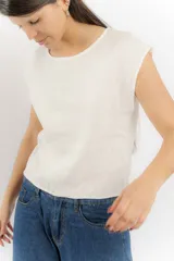 Remera color crudo de lino, sin mangas y con tajo en la espalda.