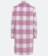 Saco largo de poliéster con estampado de cuadros lilas y blancos, cuello solapa, manga larga y cierre con botones.