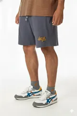 Bermuda gris de algodón premium con logo Vernal estampado en color mostaza, bolsillos laterales y trasero, cintura elástica con cordón ajustable y corte relajado.