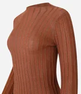 Suéter negro de punto con cuello redondo y mangas largas. Presenta rayas verticales texturizadas y tejido con hilos metalizados.