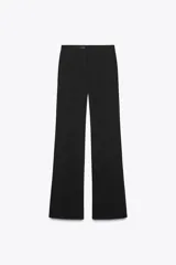 Pantalón blanco de tiro alto con corte acampanado.