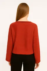 Sweater tejido de punto color ladrillo, de corte crop y mangas largas.