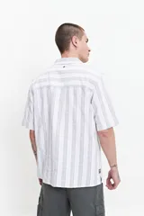 Camisa de manga corta a rayas con textura y fit regular.