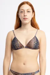 Top de bikini triangular con estampado de piel de serpiente en tonos marrones y azules. Tiene relleno ligero, breteles regulables, argolla en el bretel y broche en la espalda.