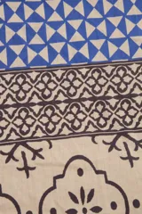 Pareo de playa de algodón con estampado geométrico en tonos azules, beige y marrón.