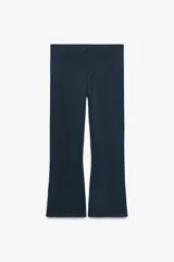Pantalón de punto azul marino, de tiro alto, corte ajustado y bota acampanada.