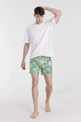 Short de baño con estampado de hojas de palmera en tonos celeste y azul.