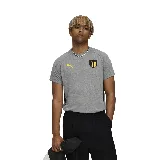Camiseta deportiva Puma Cap Evostripe Tee color gris con detalles en negro y amarillo.