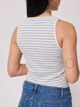 Musculosa a rayas horizontales verdes y blancas, de corte ajustado y breteles anchos.