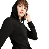 Campera con capucha Puma ESS Full-Zip Hoodie, color negro, con cierre frontal completo, bolsillos laterales y logo de Puma estampado en blanco en el pecho.