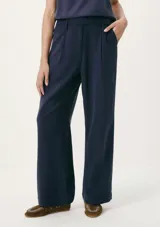 Pantalón de vestir azul marino, de corte recto y talle alto, con bolsillos laterales y pinzas frontales.
