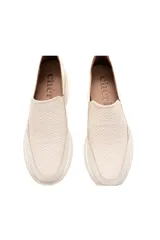 Zapatillas slip-on color crema de cuero vacuno con textura delicada y acabado nacarado. Interior forrado en cuero, suela flexible y ligera con tecnología Antistress.