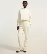 Buzo negro de algodón con forro de polar, cuello con capucha y mangas largas.