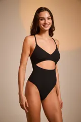 Malla entera negra con breteles finos y abertura en la zona del abdomen.