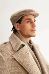 Boina marrón de lana fina uruguaya 100% natural sin teñir, con visera.