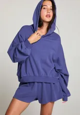 Sudadera con capucha color azul, de corte holgado y mangas largas abullonadas.