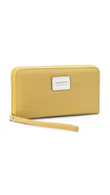 Billetera larga color gris de símil cuero, con cierre alrededor, múltiples compartimentos internos para tarjetas y documentos, bolsillo con cierre y correa de mano.