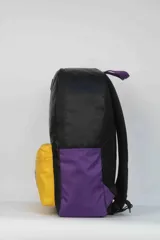 Mochila de nylon con diseño tricolor: negro en la parte superior, amarillo en el bolsillo frontal y morado en los laterales. Presenta el logo de la NBA en la parte superior y el logo de Los Angeles Lakers en el bolsillo frontal. La espalda es de tela mesh.