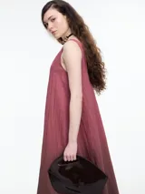 Vestido largo sin mangas con escote en V y diseño degradado de gris a negro.