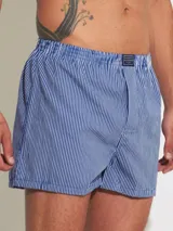 Bóxer de algodón blanco con estampado de flores pequeñas color celeste, con cintura elástica y logo de la marca en el centro.