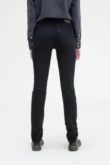 Pantalón de jean negro, corte slim straight, tiro alto.