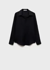 Camisa celeste de lino con cuello camisero, manga larga con puños abotonados y cierre frontal con botones.