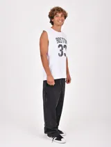 Musculosa negra con cuello redondo y sisas amplias, con estampado frontal en blanco que dice "BOSTON 33" con efecto desgastado.