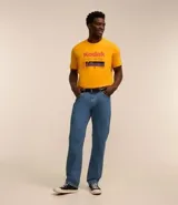 Remera amarilla de algodón con cuello redondo y mangas cortas. Estampado frontal con el logo de Kodak y un rollo de película.