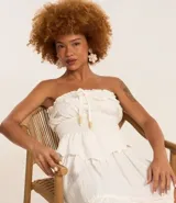 Blusa sin breteles color blanco, confeccionada en crepé con textura crinkle y lastex en la cintura.