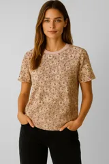 Remera de manga corta color rosa con estampado floral en tonos beige y marrón, cuello redondo con ribete rosa.