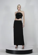 Corset negro sin tirantes con bordado de lentejuelas y apliques de espejo.