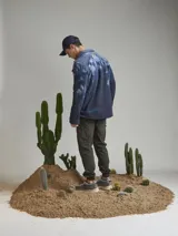 Pantalón cargo negro con bolsillos laterales con solapa, corte ajustado y tobillos elastizados.