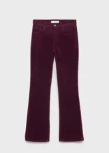 Pantalón de pana color borgoña, de tiro alto, corte ajustado y acampanado.