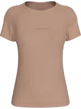 Remera color tostado de corte slim, cuello redondo y mangas cortas. Presenta logo de Calvin Klein Jeans estampado en relieve en el pecho.