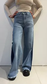 Pantalón de jean wide leg con diseño patchwork en diferentes tonos de azul.