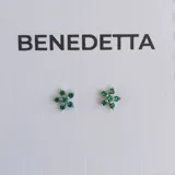 Caravana en forma de flor hecha de plata 925, adornada con zirconias en color verde.