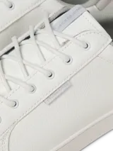 Championes blancos de Jack & Jones, modelo Trent. Confeccionados en poliuretano con forro de malla y suela de goma.