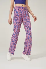 Pantalón de viscosa con estampado de flores rosas y azules, de tiro alto y corte recto.