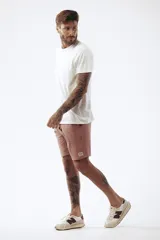 Bermuda deportiva color ladrillo, con cintura elastizada y cordón ajustable.